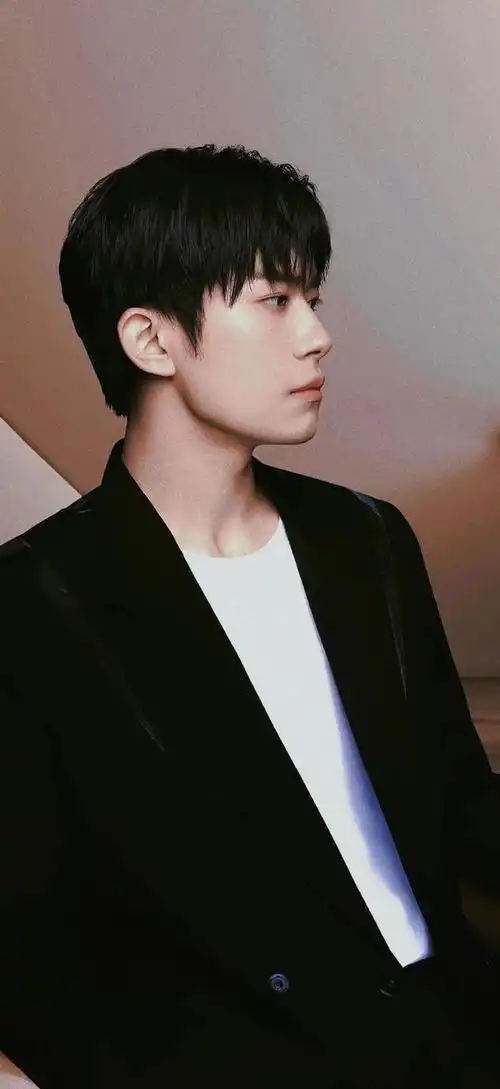 易烊千玺电影新镜头曝光手机自拍微微一笑太宠溺