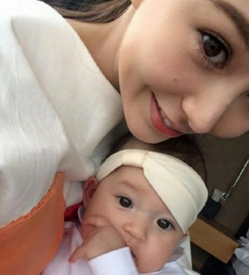 周杰伦女儿正面照曝光,昆凌与宝宝合影引围观