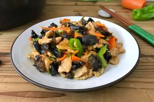 胡萝卜黑木耳炒肉片,包含了各种蔬菜,超级好吃