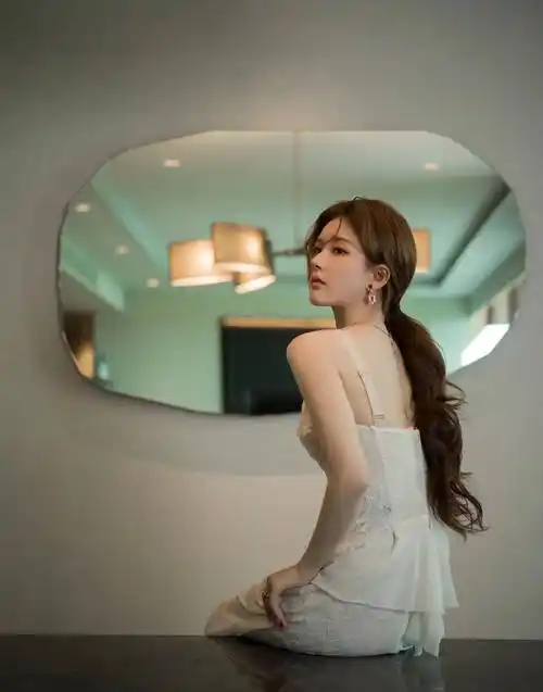 赵露思原来这么有料,穿蕾丝内衣俯身侧卧,傲人事业线挡也挡不住_形象_