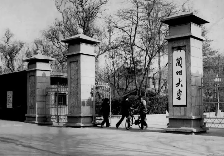 学校七十年代的校门