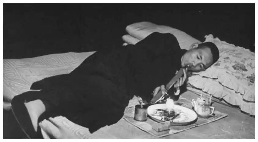 晚清吸食鸦片真实场景;张张触目惊心,母子同时吸食,瘦骨嶙峋