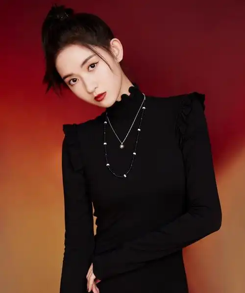 凭借着还不错的演技,加上出众的外貌条件,王玉雯的演艺道路发展得非常