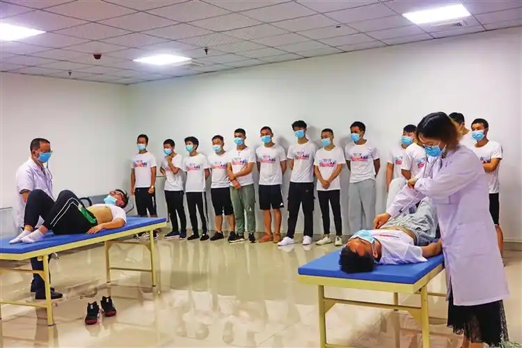 300余名大学生参加征兵体检