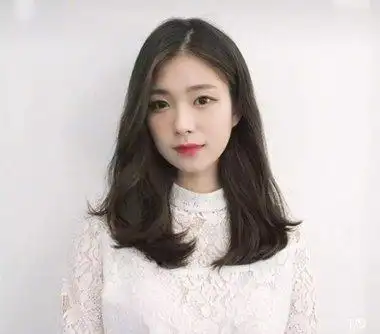 女生偏分内扣中 长发发型