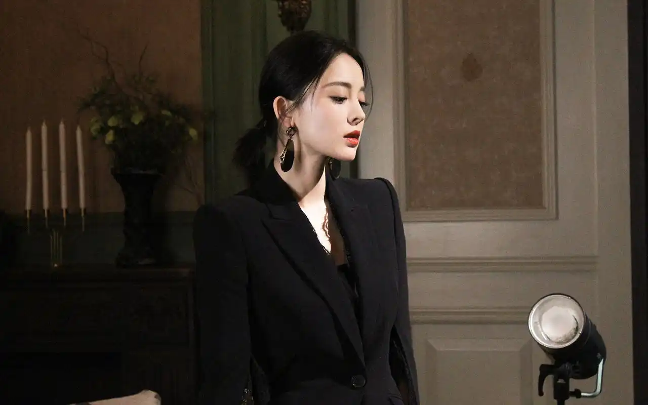 古力娜扎冷艳黑色系高清桌面壁纸