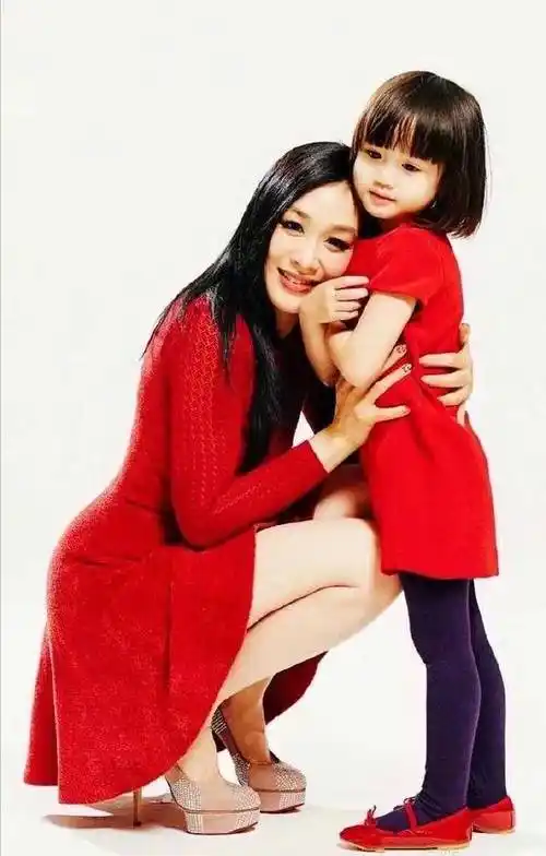 从她在社交媒体发布的近照来看,现在的她不但出落得水灵,而且长相很具