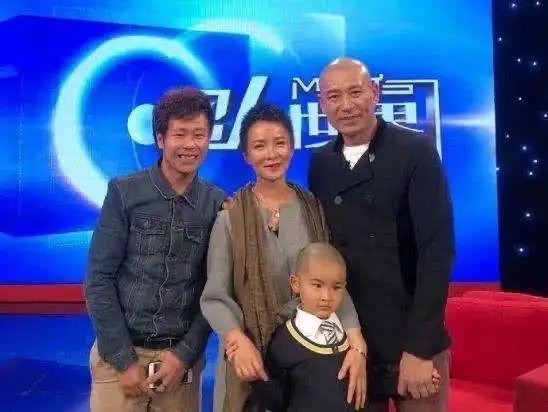 师小红当红时隐退照顾聋哑岳父母感动丁克妻子高龄为其生子