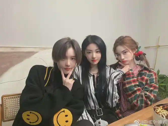 喻言晒与许佳琪陆柯燃合照……_高清图集_新浪网