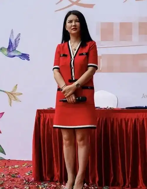 李湘一副旺夫相,穿红色连衣裙好富态,没修图大圆脸更真实!