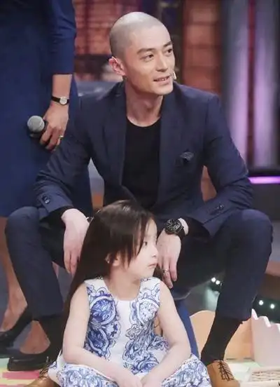 霍建华有多宠小海豚为女儿开慢车直接收到罚单