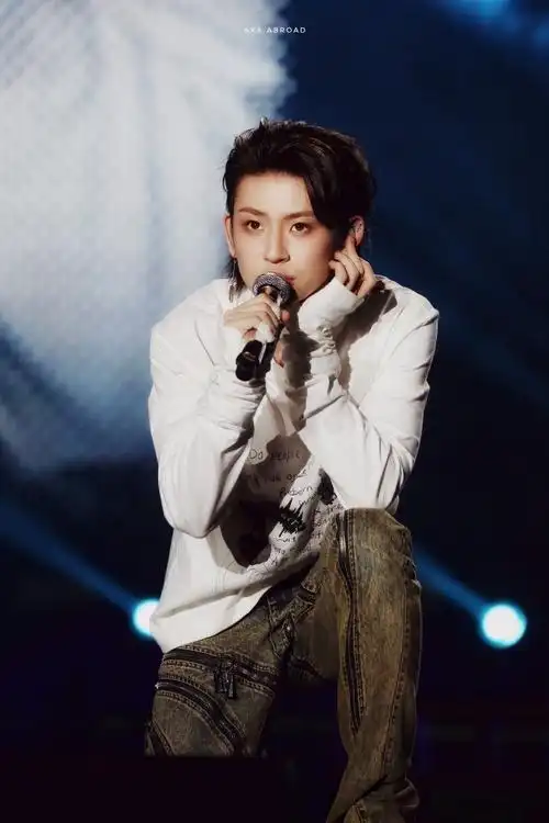 小鬼王琳凯超话//#舞台是小鬼的统治区#  240105 深圳湾区之光    最