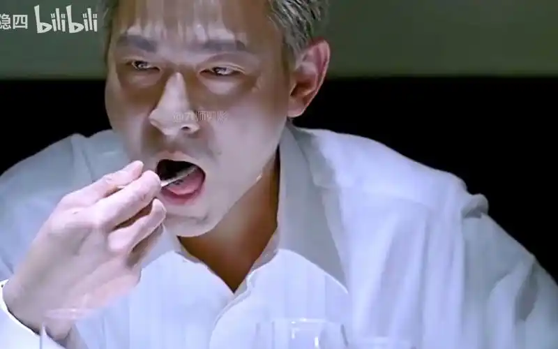 服务员给鱼子酱称重华仔大怒以为我吃不起吗一人来一罐