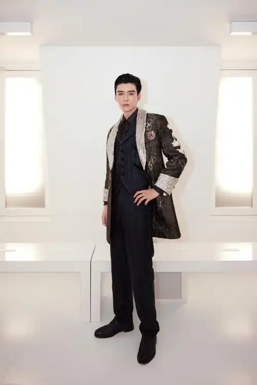 巴黎时装周##星装kstyle##龚俊的西装好闪