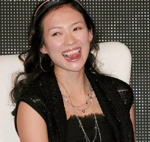 章子怡透视裙亮相与撒贝宁同台 昔日大笑吐舌不顾形象