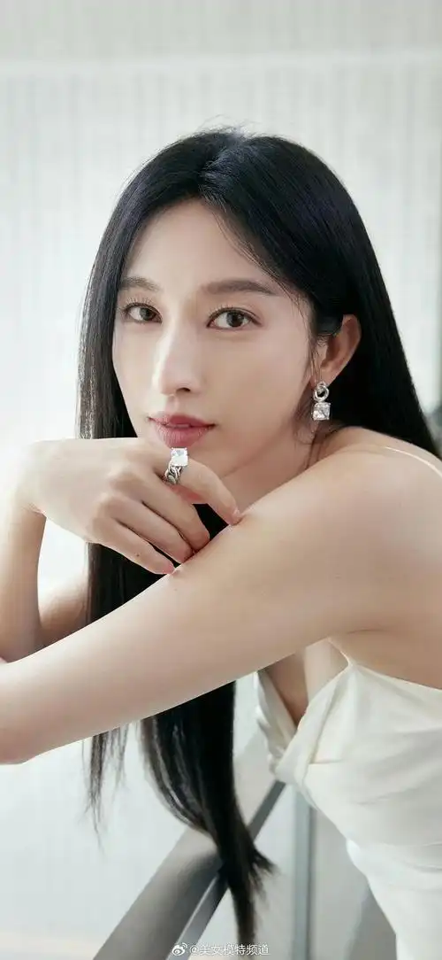 张俪白色吊带裙是初夏心动的感觉