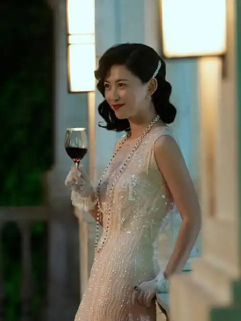 朱珠好适合民国旗袍造型,黑发红唇,风情万种