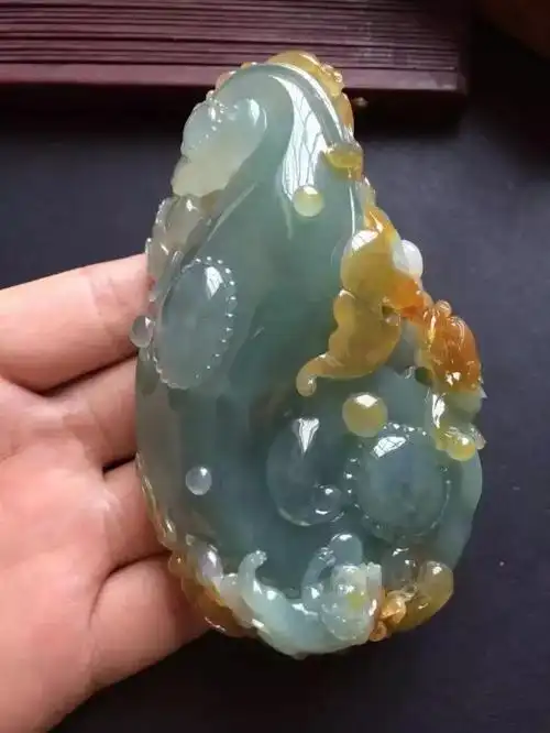 应该如何选购翡翠手把件呢?