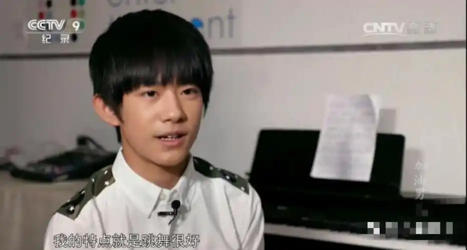 易烊千玺演唱会拿镜子照粉丝意图吸走粉丝运气现场设计如同坟墓