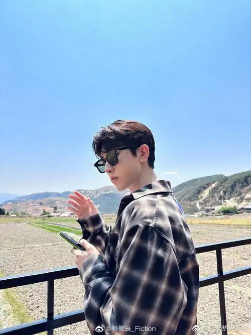 郭俊辰格子衬衫随拍#郭俊辰格子衬衫随拍,真的很帅气哦!