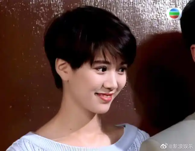 1992年《他来自天堂》,袁咏仪饰演凌珊珊,短发俏皮可爱