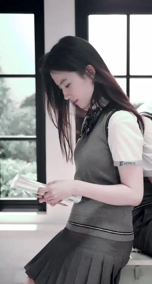 校服时期的刘亦菲太可了简直就是满足了我对隔壁班校花的幻想