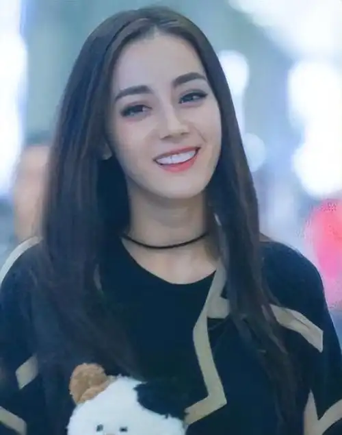 迪丽热巴素颜曝光,看清她真实的模样,还是你心目中的女神吗?_网易订阅