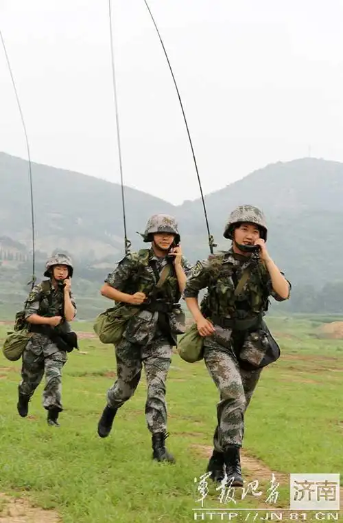 解放军某部女通信兵演练场上冲锋陷阵