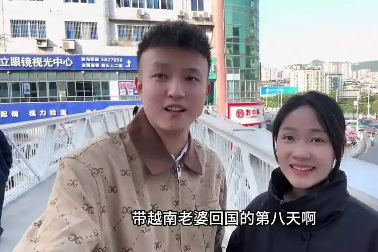 带越南老婆逛街买东西,什么都用手机支付,她太惊讶了