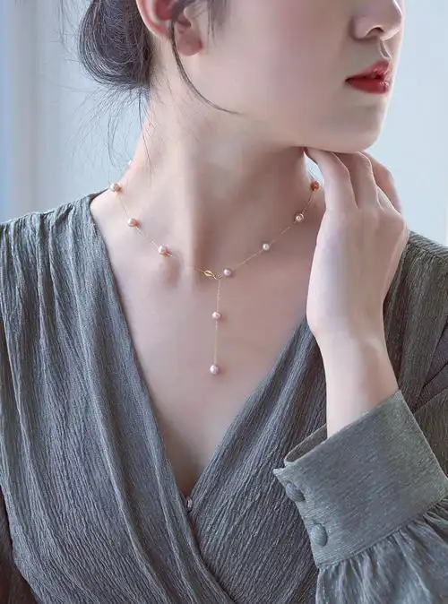 第二种戴法,可以把珍珠项链佩戴出y字形,y字形项链所彰显的就是一种