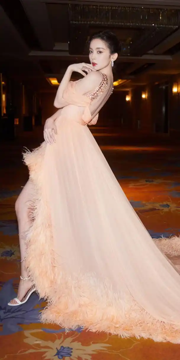 古力娜扎吊带纱裙美背写真壁纸组图