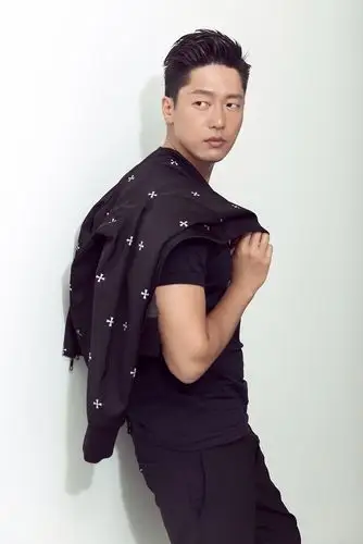 凌潇肃曝光最新写真 尽显熟男魅力