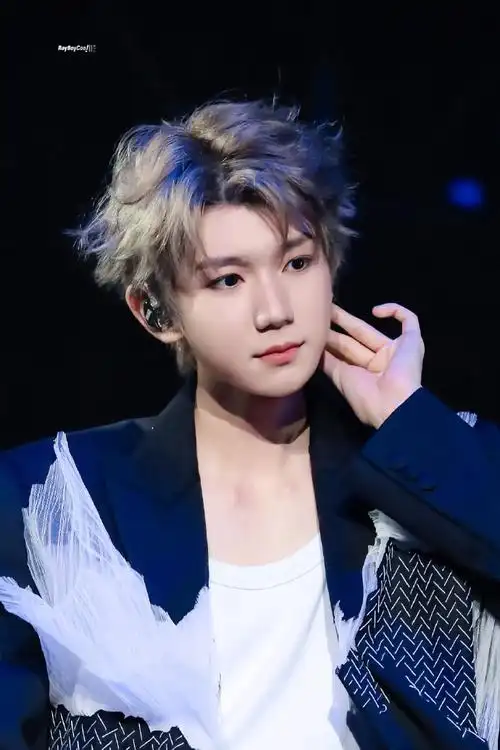 王源高音绝了啊啊啊啊把影视歌三栖全能大帅哥王源9090打在公屏上