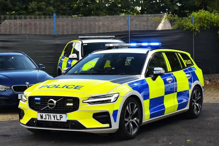 又是英国警方的各种沃尔沃警车 1&2. 22款晚期型 v60 r-design