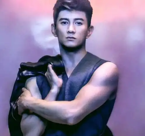 图蜜蜂少女队吴奇隆肌肉图片曝光教主携少女对战韩国女团