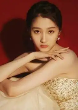 娱乐圈又是八卦四起,关晓彤的看秀造型不是重点,重点的是她与蔡徐坤