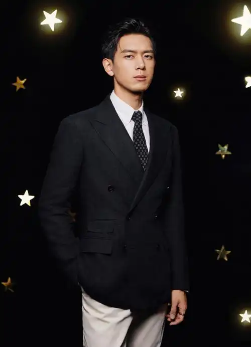 的@李现ing率先公开造型,身穿ralph lauren西装套装搭配cartier珠宝