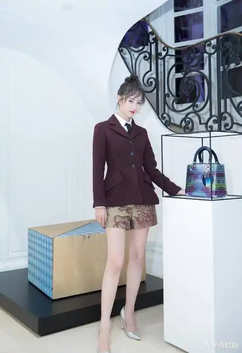 果然是"摆拍",袁冰妍格纹西装裙干练霸气,拍照手机屏幕都黑了_高跟鞋