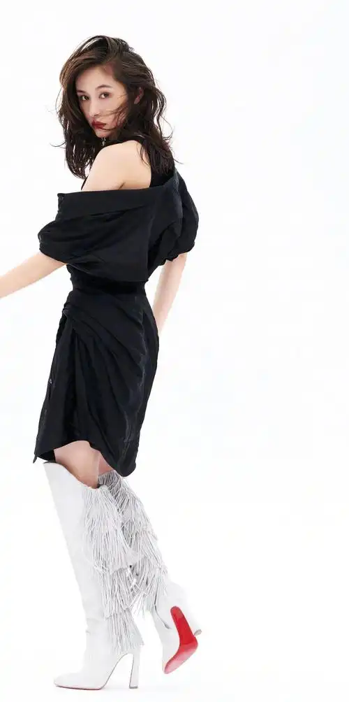 又被王子文的穿搭实力折服,衬衫配黑色长裤,又穿出了170既视感