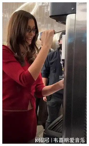 贾斯汀比伯要当爸了,海莉坐姿孕相十足,海莉胖了好几圈!