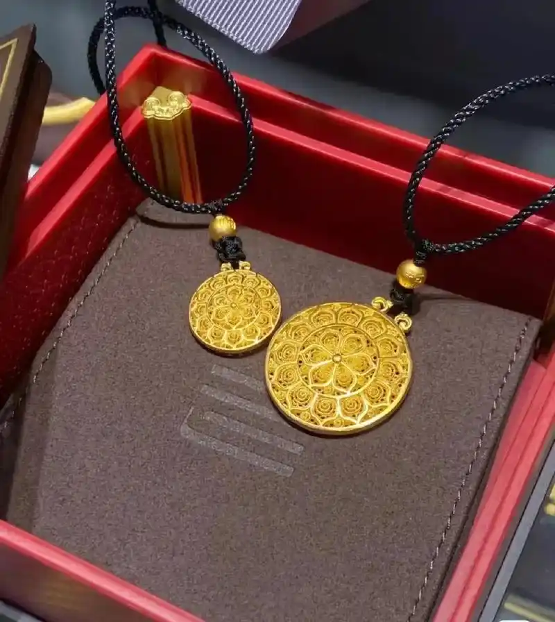 周大福 ##黄金吊坠  这款吊坠 - 抖音