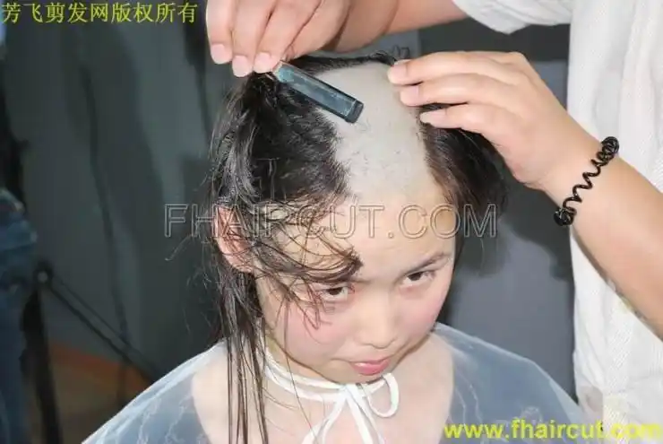 年轻的美女剃光头剃眉毛8