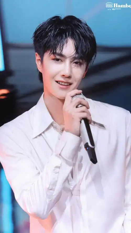 微笑浏览手机里的王一博,甜甜的,真可爱!