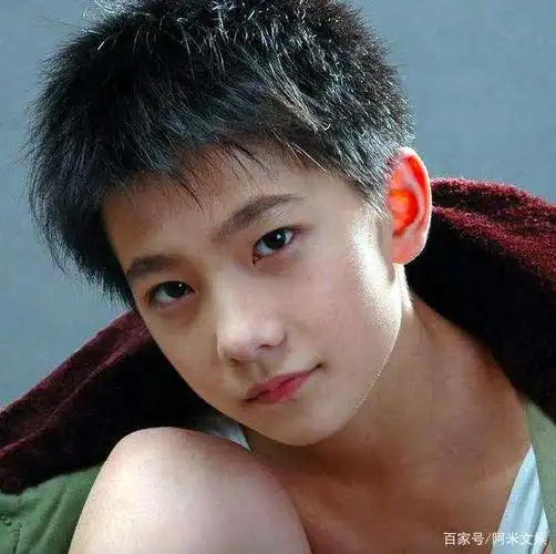 杨洋,孩子的时候就这么帅气,我想那时候就得有无数小迷妹吧!