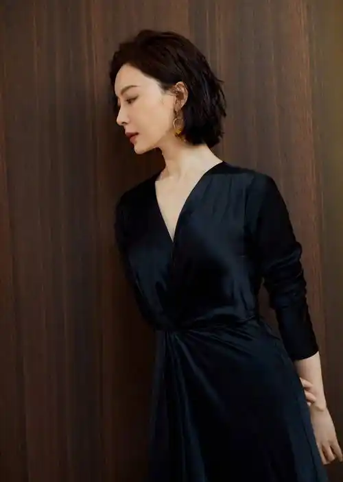 原创陈数像极了女总裁米色西装配黄色低领衫干练十足女神气场真强