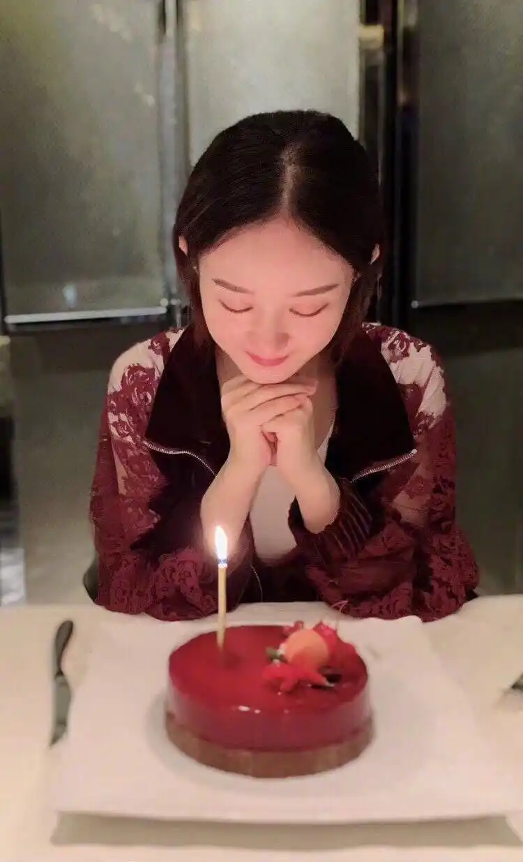 除此之外,赵丽颖还晒出了自己对着蛋糕许愿的照片,双手合十相当虔诚.