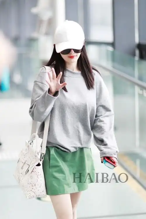 杨幂5月3日上海机场街拍:夏天穿布面短靴,真的不怕热?