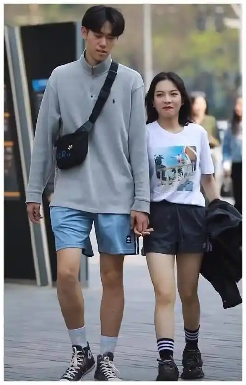 你知道这对情侣的身高差真的很大吧. 这样的情侣在街上走着也很扎眼.