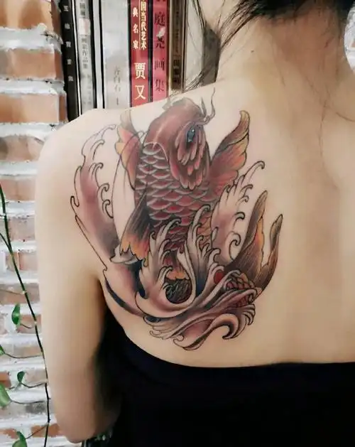 【红色锦鲤】纹身图片_背部新传统老传统纹身图案(6)_山东省潍坊市