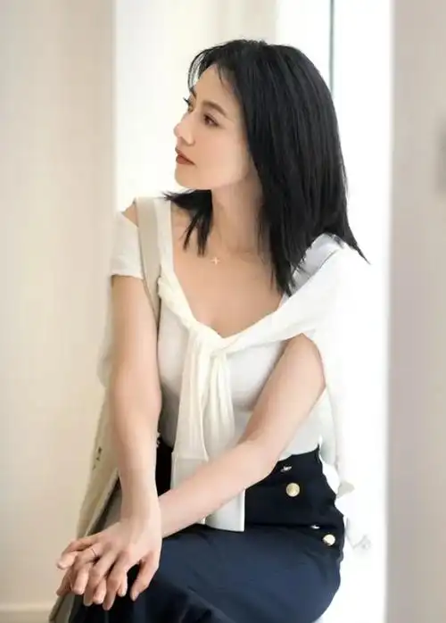 原创高圆圆又带火了一种高级穿法老头背心奶奶衫锁骨发减龄又时髦